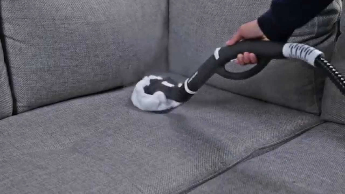 vệ sinh nệm Dunlopillo bằng máy hút bụi