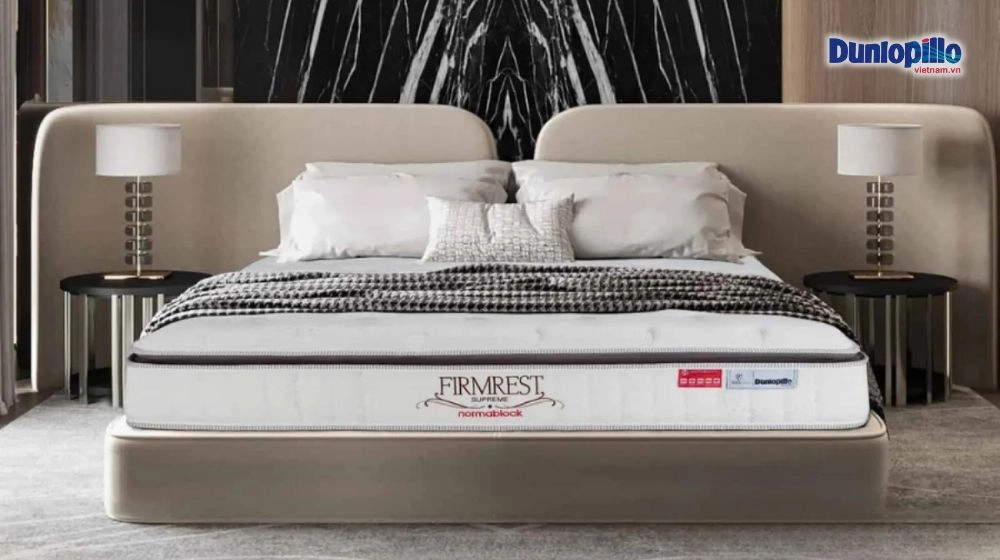 khách trải nghiệm đệm Dunlopillo tại showroom sáng rộng