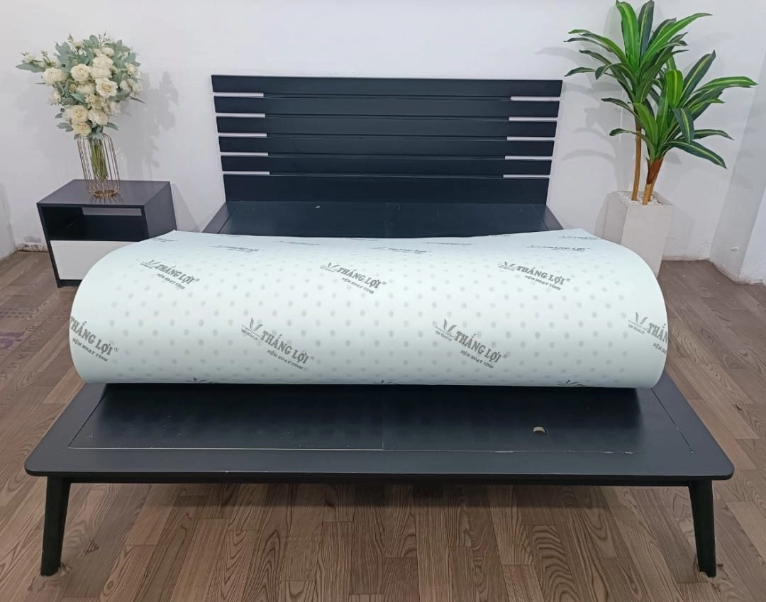 người nằm nghiêng thử nệm cao su hoạt tính