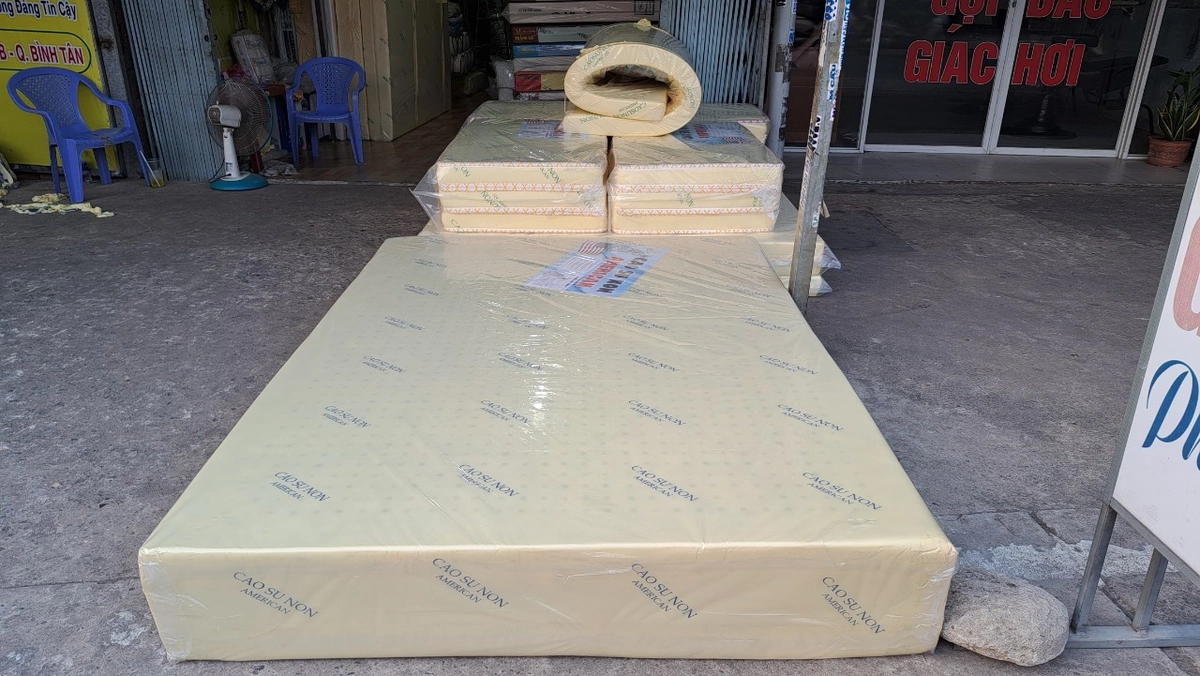 người ngủ nghiêng trên nệm cao su non hỗ trợ vai