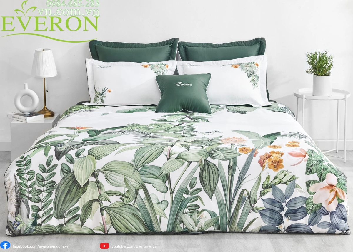 khách thử đệm và chọn ga Everon tại showroom