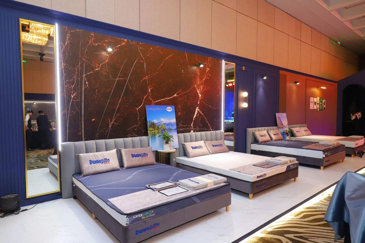 so sánh đệm Dreamland với đối thủ trong showroom
