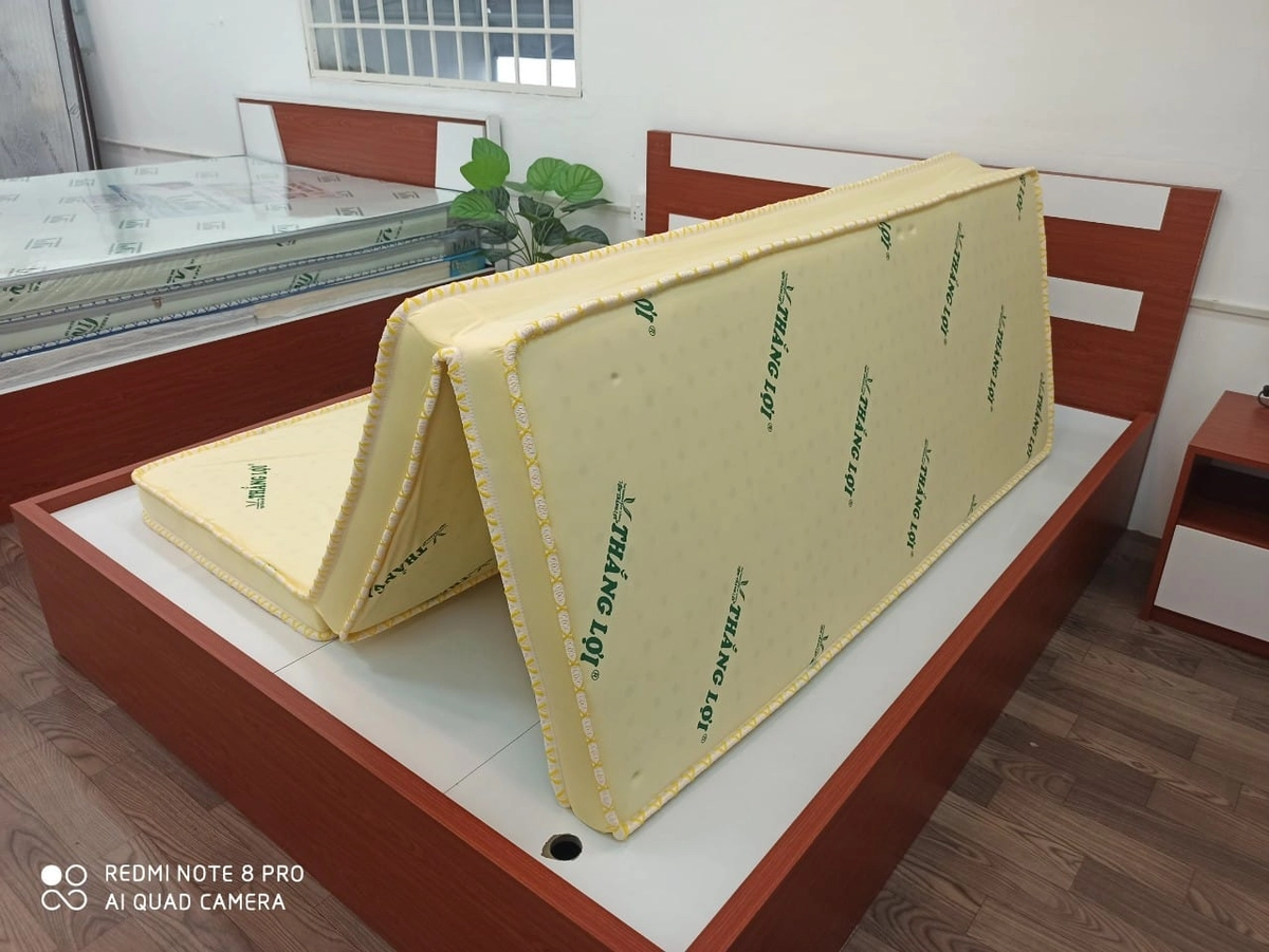 nệm cao su gấp 3 trưng bày tại cửa hàng