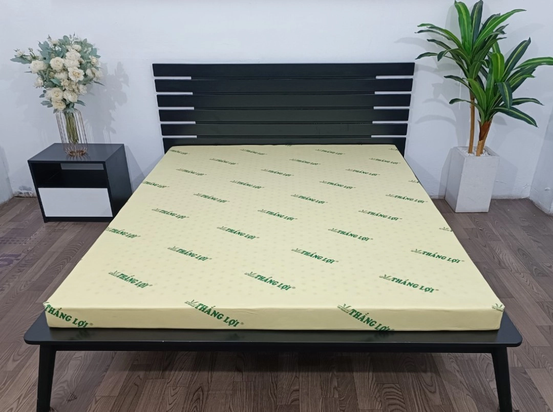 Cận cảnh nệm cao su non Thắng Lợi trên giường