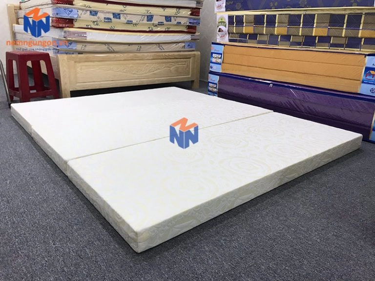 tư thế ngủ trên nệm bông ép cao cấp