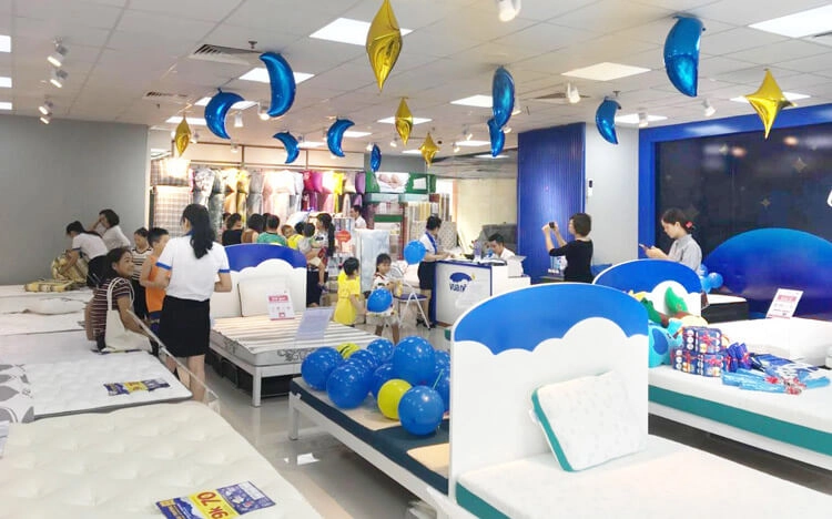 thử nệm tại showroom Vua Nệm đông khách