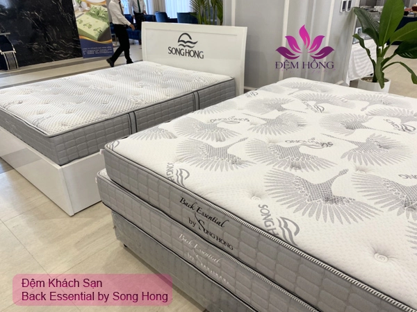 Khách hàng ký xác nhận mua đệm Sông Hồng tại quầy