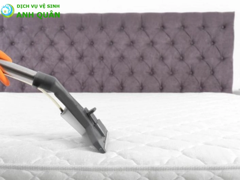 vệ sinh nệm Goodnight Nova với máy hút bụi và baking soda