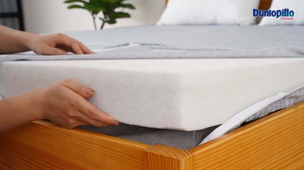 Người ngủ nghiêng trên nệm bông ép hỗ trợ sức khòe
