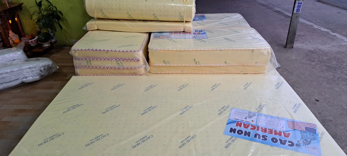 tư vấn chọn nệm Vinalatex trong showroom yên tĩnh