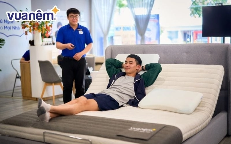 người nằm nghiêng thử nệm Vinalatex giữ thẳng cột sống