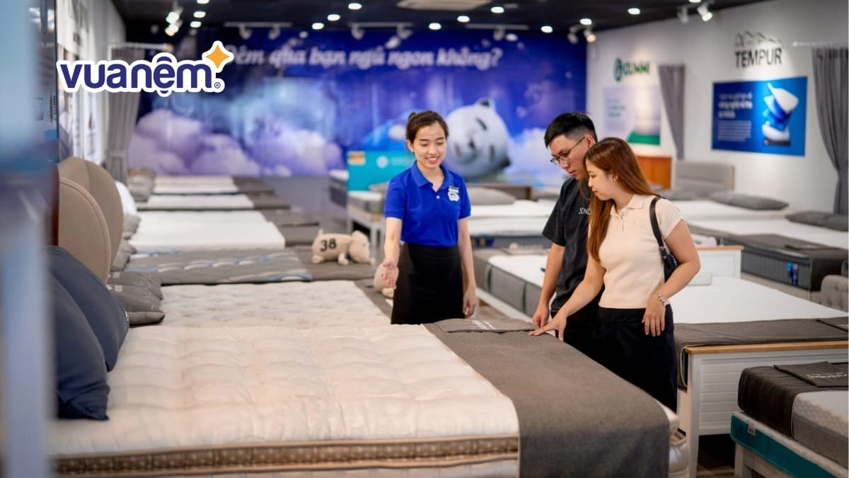 người dùng thử nệm gấp tại cửa hàng địa phương