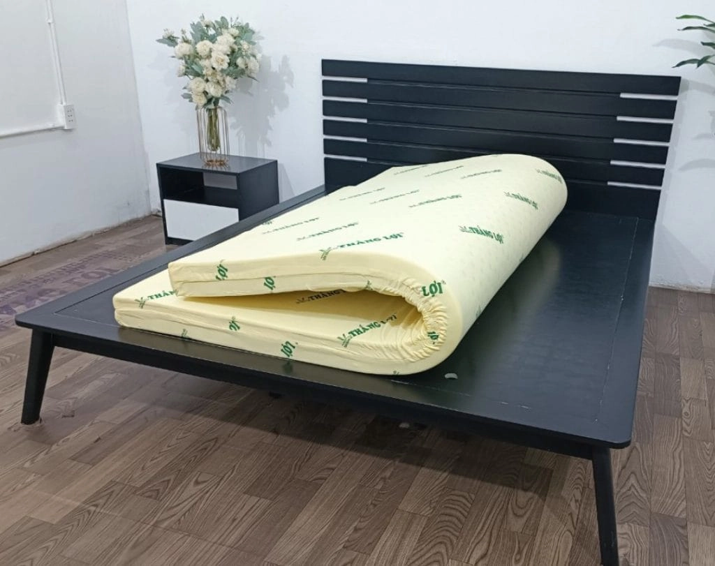 khách hàng nằm thử nệm cao su non trong showroom