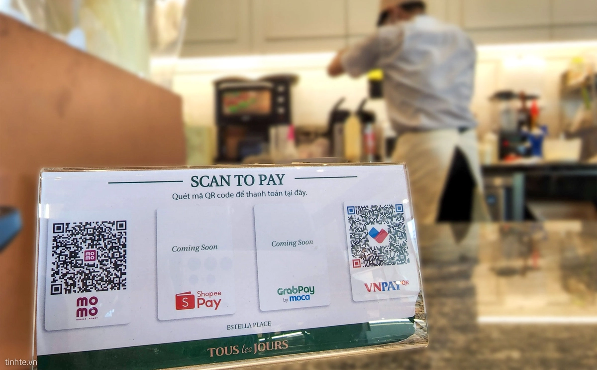 quét mã QR xác thực đệm Dreamland tại cửa hàng