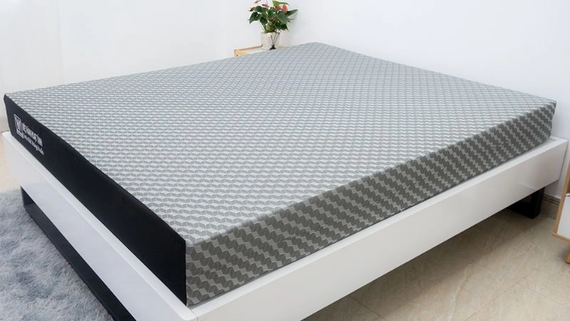 nệm than hoạt tính trên giường phong cách tối giản