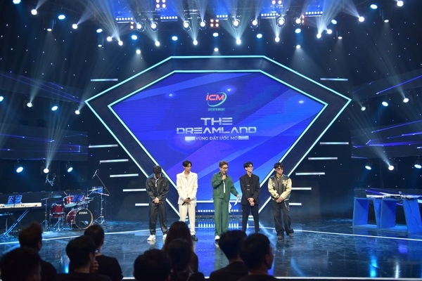 khách nằm nghiêng thử đệm Dreamland tại showroom