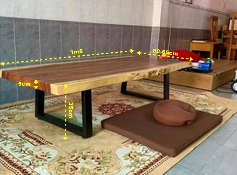 đệm bệt tròn đặt cạnh thước dây và bàn trà