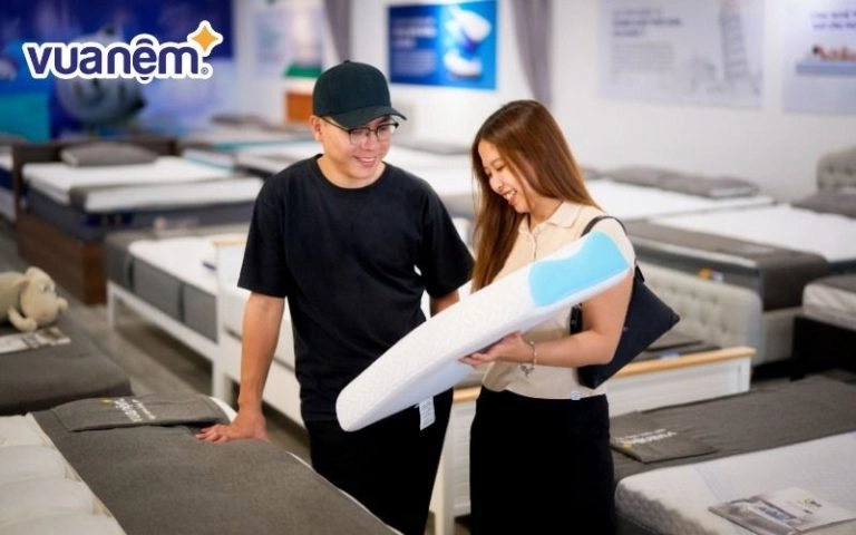 khách đổi trả nệm Dunlopillo tại showroom