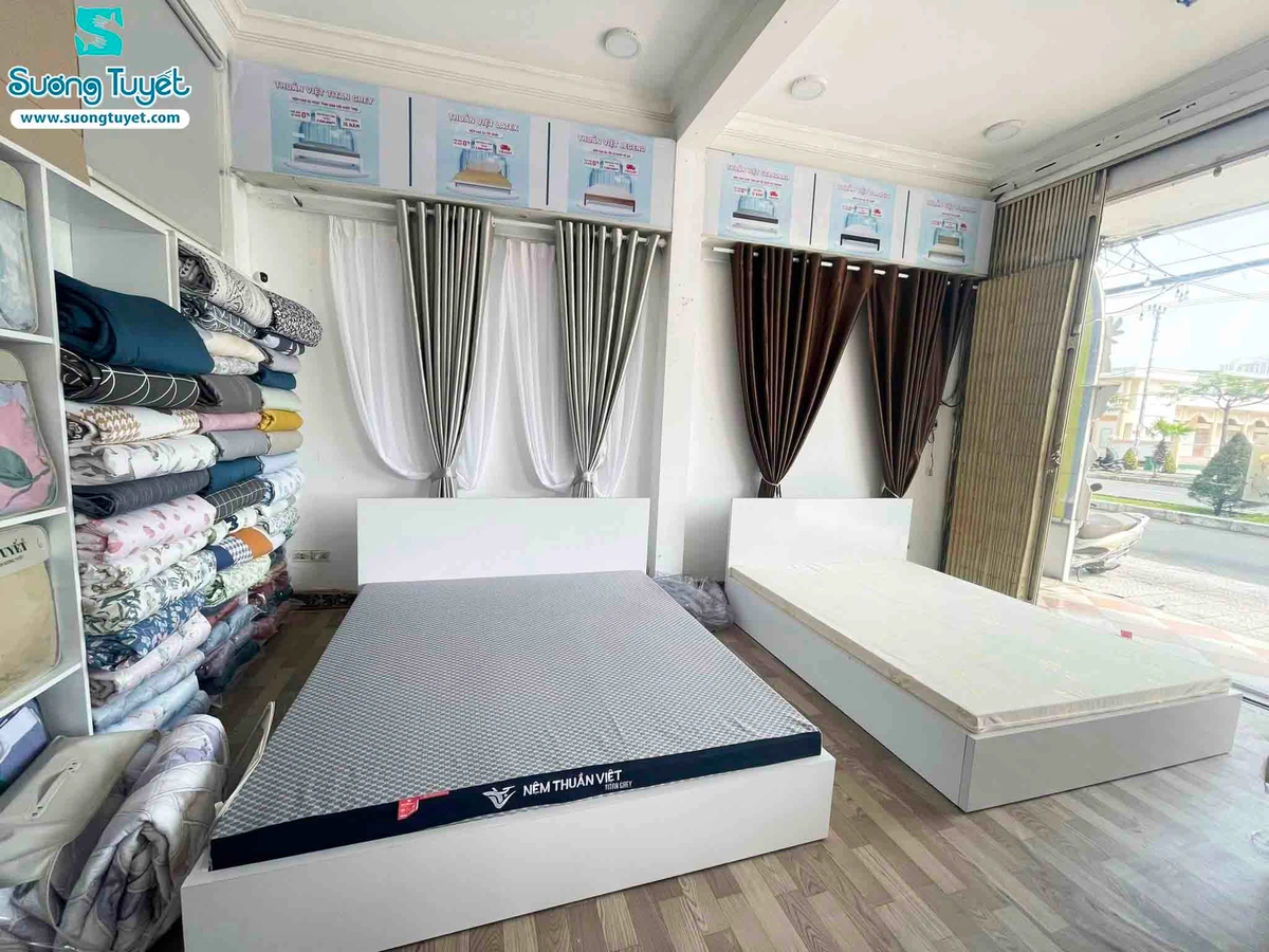cặp đôi trải nghiệm nệm than hoạt tính trong phòng sáng