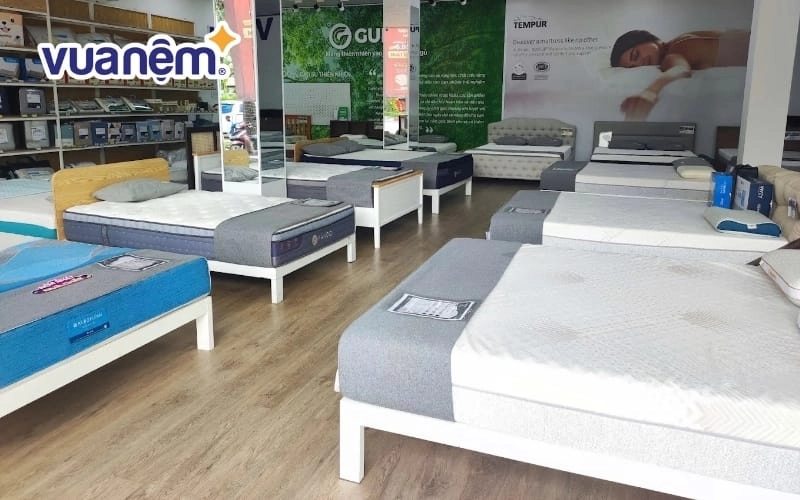 trải nghiệm nằm thử nệm tại showroom Kim Cương
