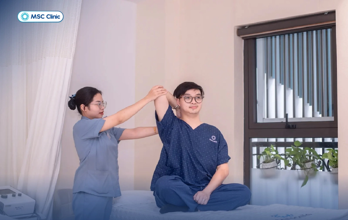chuyên gia vật lý trị liệu kiểm tra tư thế trên đệm Kymdan