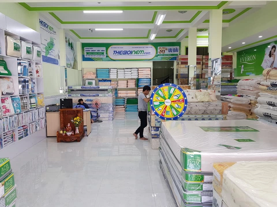 người nằm nghiêng thử nệm tại showroom Liên Á