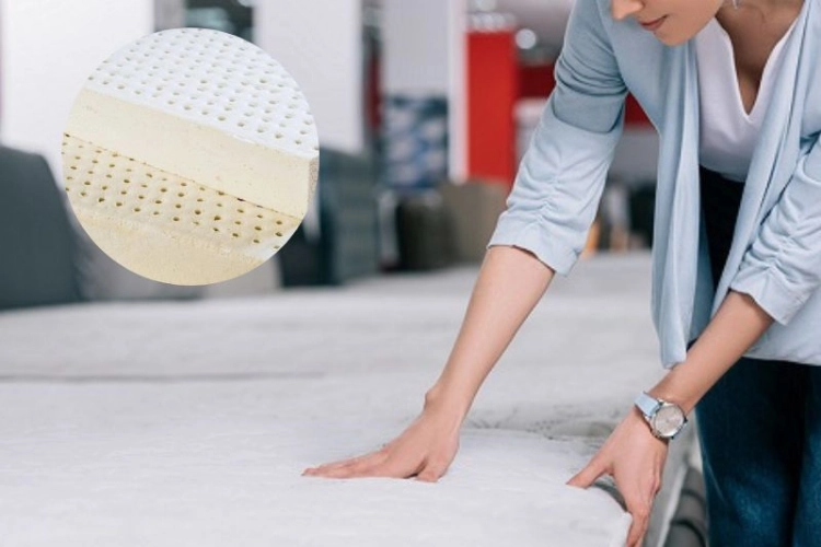 người thử nằm nệm cao su chọn độ cứng