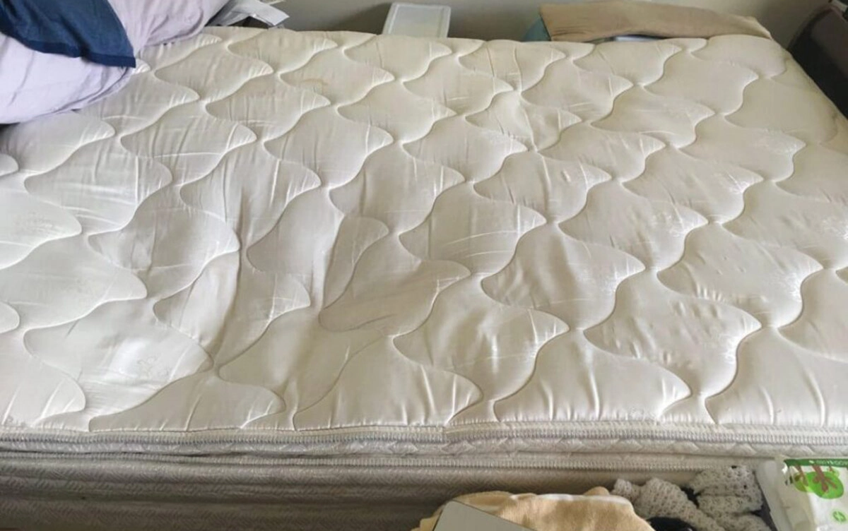 kiểm tra độ lún nệm Vinalatex bằng tay