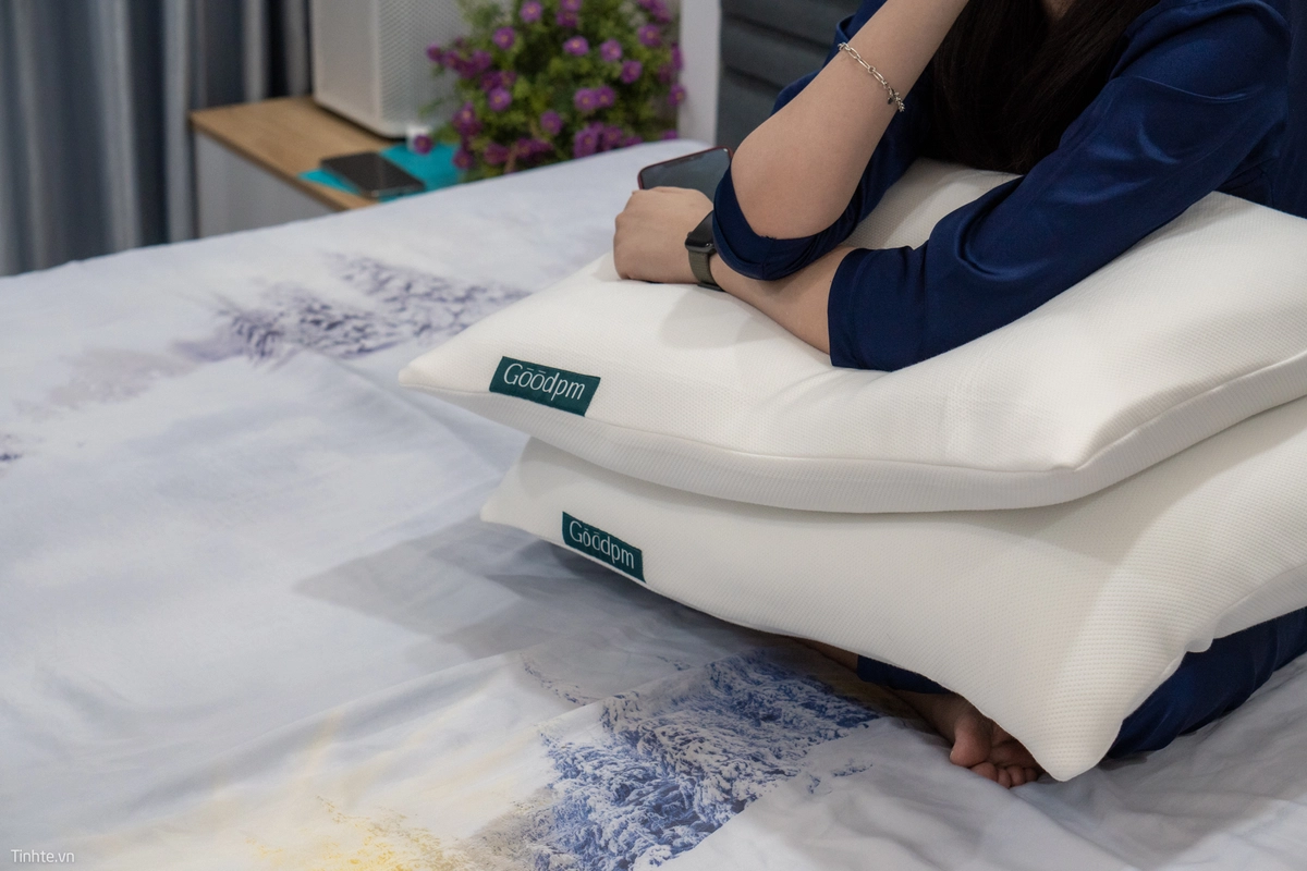trải nghiệm nằm thử nệm Adora trong showroom sáng