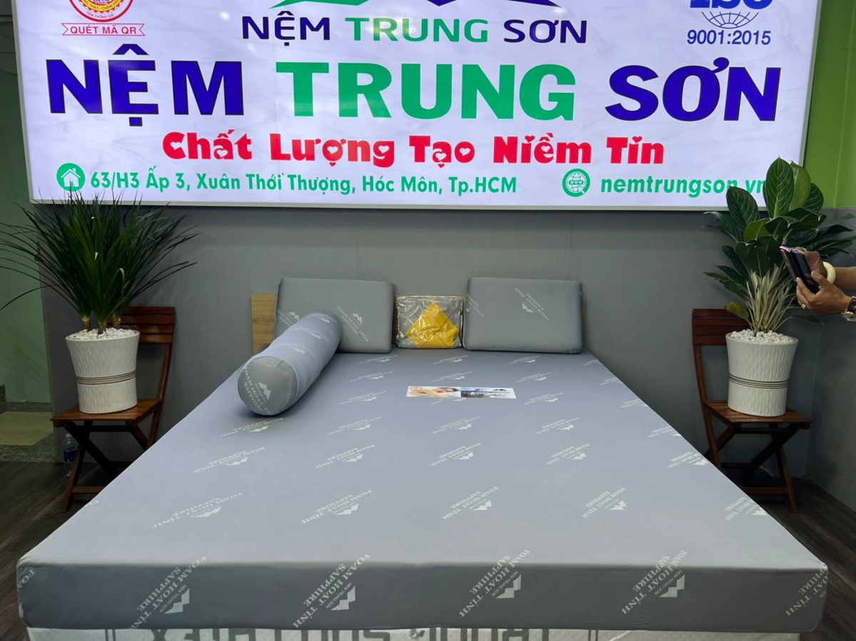 trưng bày nhiều mẫu nệm than hoạt tính trong cửa hàng