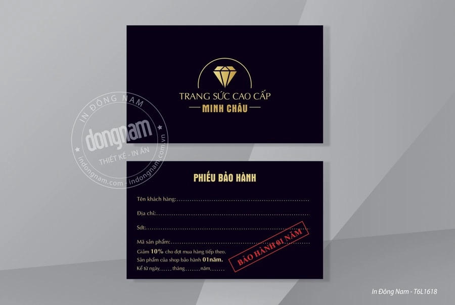 Thẻ bảo hành nệm Kim Cương đặt cạnh mẫu vật liệu