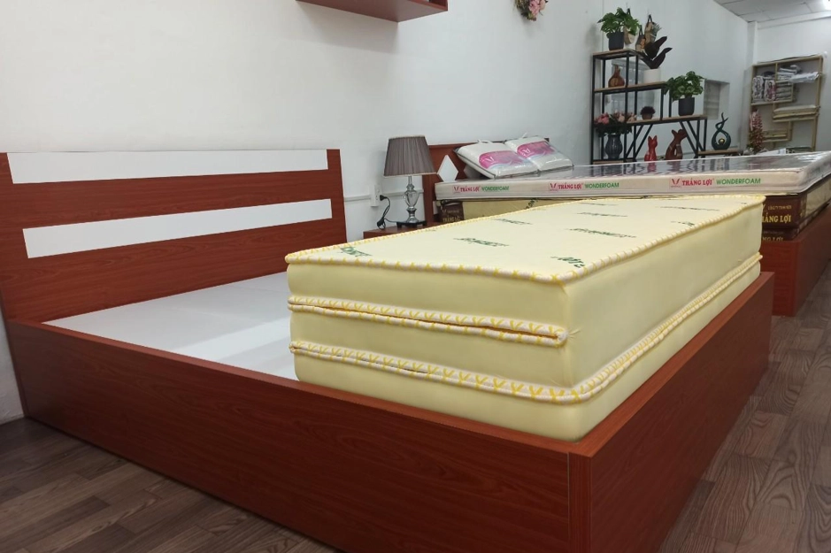nệm cao su gấp 3 đặt cạnh sofa phòng khách