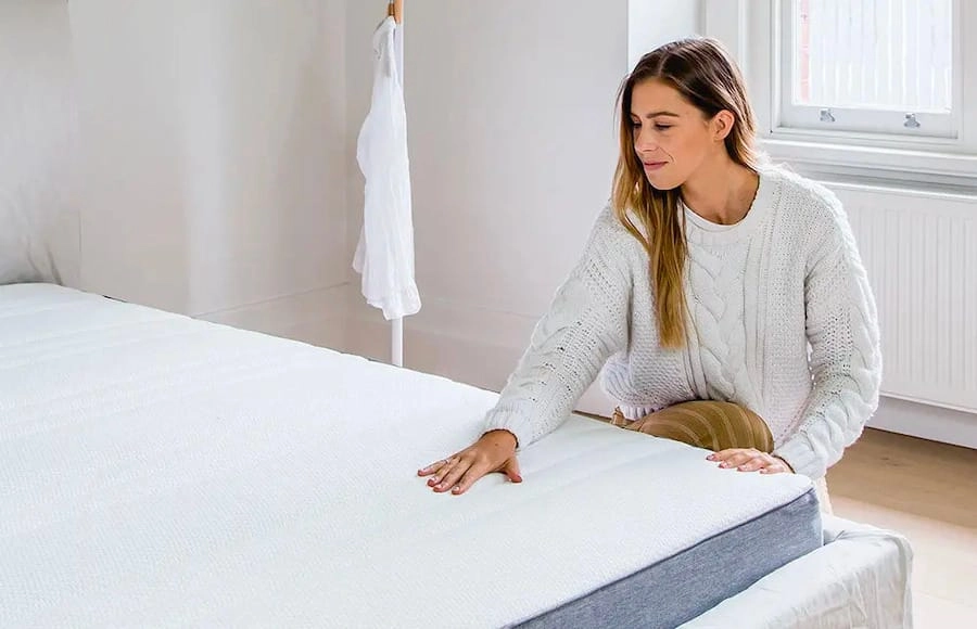 khách hàng thử nằm nhiều tư thế trên nệm Liên Á