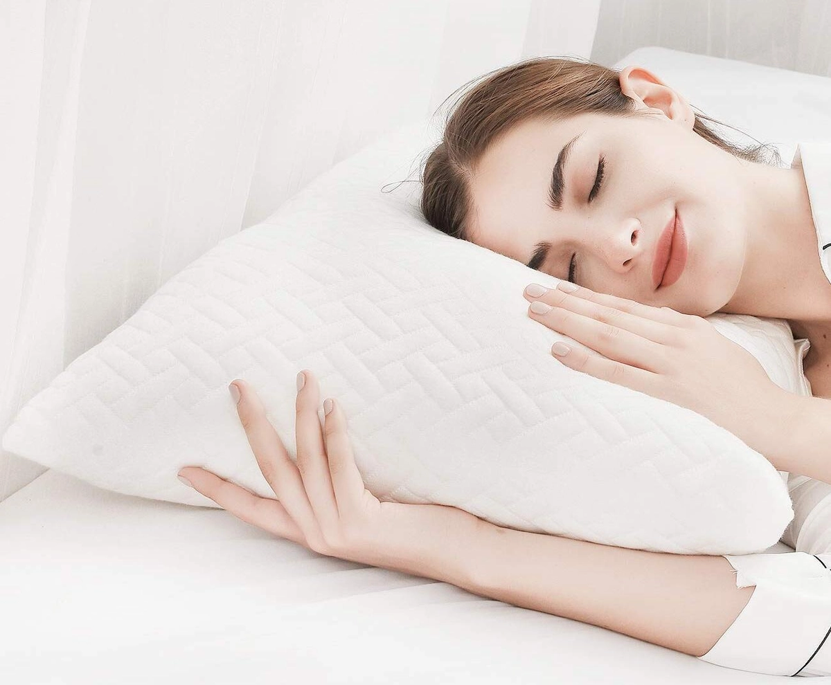 Khách hàng nằm thử nệm Kim Cương theo checklist tư thế