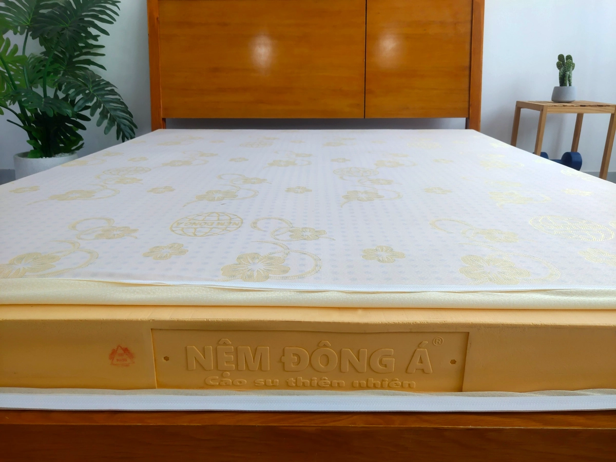 đặt nệm cao su non Đông Á cạnh nệm cao su thiên nhiên