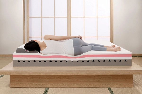 Người ngủ nghiêng trên nệm memory foam nâng đỡ vai