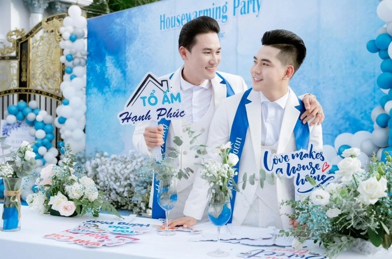 cặp đôi hài lòng sau khi chọn đệm Liên Á trung bình cứng