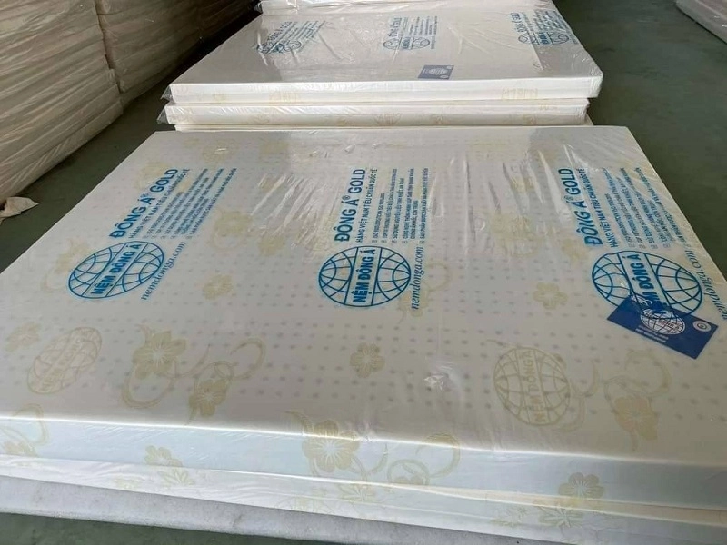 thẻ bảo hành nệm Đông Á Gold và tem chính hãng rõ nét