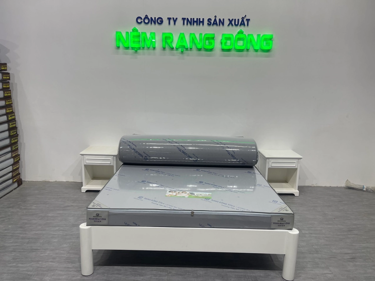 nệm cao su non Rạng Đông và Đồng Phú trong showroom