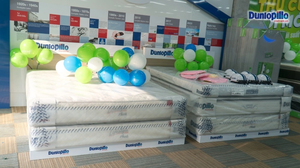 khách thử nệm Dunlopillo tại showroom